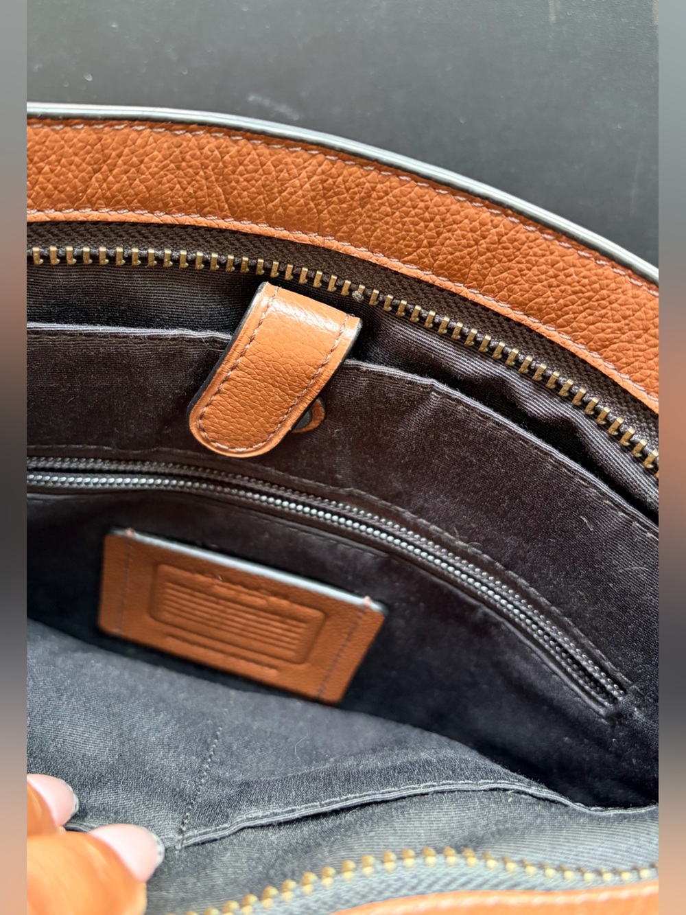 *pre-loved* COACH Charles Varsity Stripe
Crossbody Unisex Messenger
Bag Leather - Picture 4 of 8